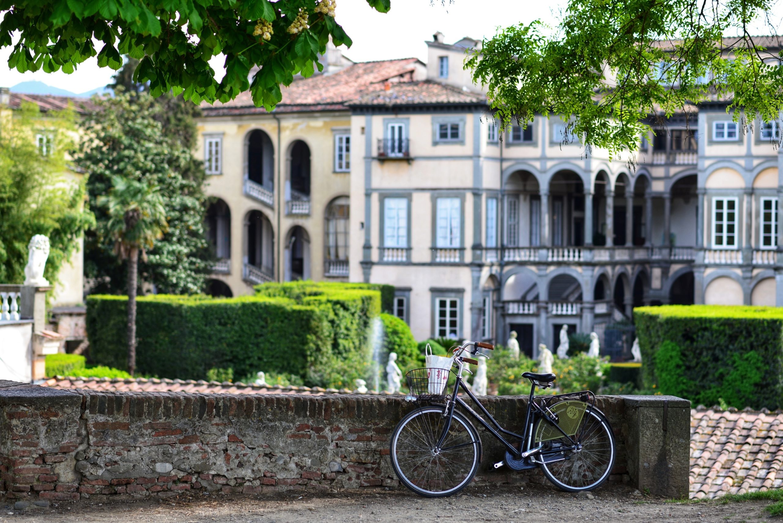 mura lucca bicicletta palazzo pfanner